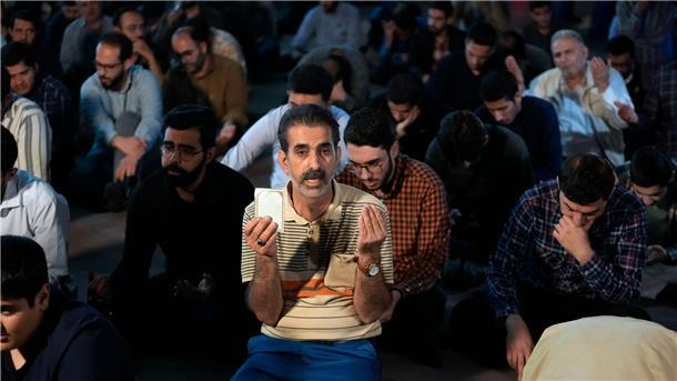 Religionsführer Ajatollah Ali Chamenei rief die Nation dazu auf, für den Präsidenten zu beten.