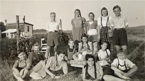 Religionsunterricht unter freiem Himmel 1951/1952 in Tarmstedt. Links hinten Joachim Franke aus Schlesien, vorne rechts Vanda Crecini aus Istrien und hinten rechts ihr späterer Ehemann Kurt Prosotowitz aus Westpreußen.