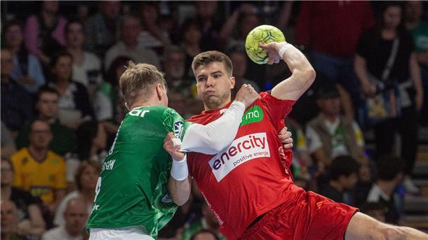Hannovers Handballer am 31. August gegen Skopje Renars Uscins (r) und die TSV Hannover-Burgdorf treffen auf Skopje.