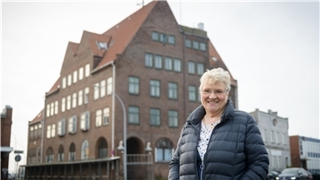 Renate Ottilie Laufs vor dem alten Seemannsheim.