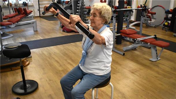 Renate Rakowitz ist 90 Jahre alt und kräftig ihre Muskeln schon seit vielen Jahren beim Training mit Geräten.
