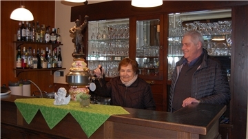 Renate Schröder und Jürgen Stoffers am Tresen der Gaststätte.