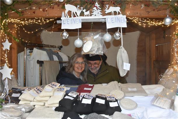 Renate Sievka-Redetzky und ihr Mann Rüdiger bieten Sachen aus Leinen an. 