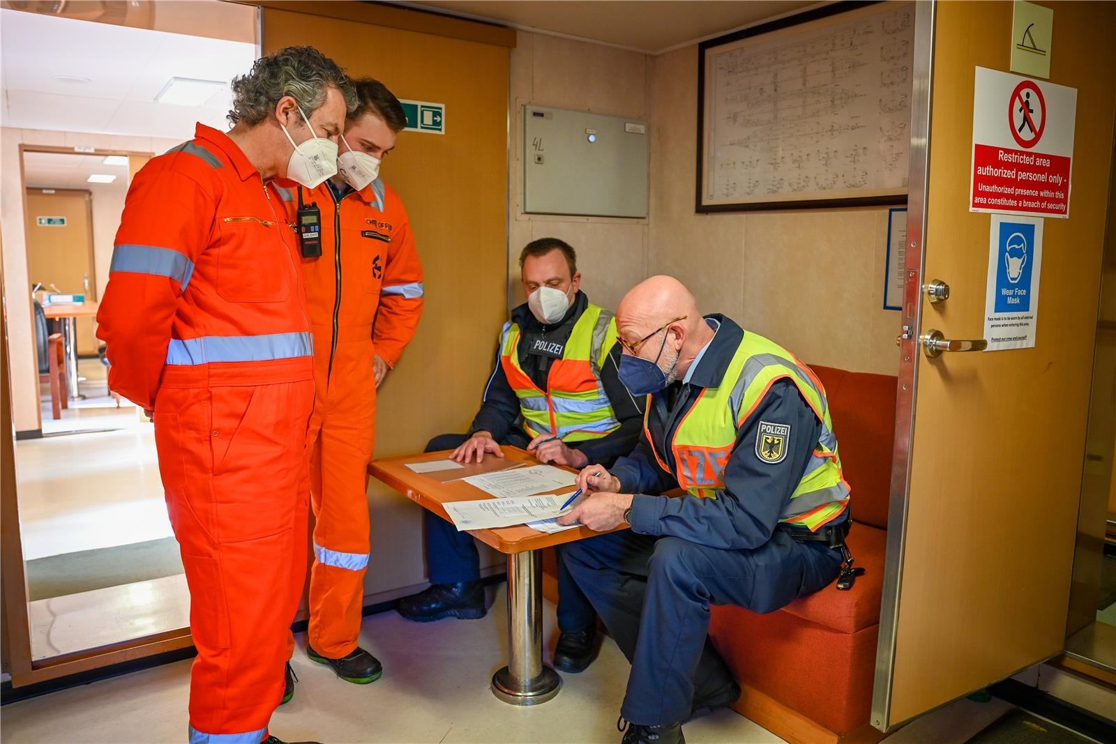 René Schmidt und Dirk Hermann (re.) kontrollieren die Pässe auf der „Elbsailor“....