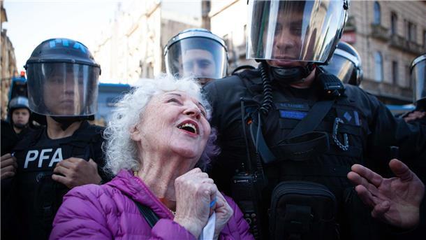Bilder des Tages Rentner protestieren in Argentinien für die Wiederherstellung ihrer Guthaben und die Wiedereinführung einer 100%igen Deckung für Medikamente und Behandlungen. Dabei treffen sie auch Polizisten in Schutzausrüstung gegen Randalierer.