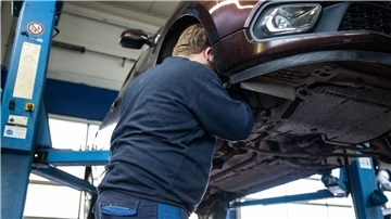 Versicherer: Stundensatz in Autowerkstätten höher denn je Reparaturen und Wartungen von Autos sind in den vergangenen Jahren deutlich teurer geworden. (Archivbild)