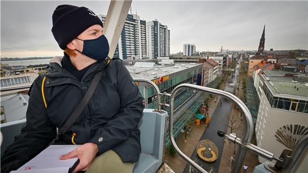 20 Runden im Riesenrad - trotz Höhenangst Reporterin Maike Wessolowski fährt trotz Höhenangst mit Otfried Hanstein in dessen Europa-Riesenrad auf dem Theodor-Heuss-Platz.