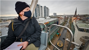 Reporterin Maike Wessolowski fährt trotz Höhenangst mit Otfried Hanstein in dessen Europa-Riesenrad auf dem Theodor-Heuss-Platz.