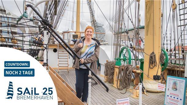 Frau geht an Bord eines Segelschiffes.