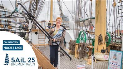 Frau geht an Bord eines Segelschiffes.