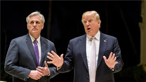 Republikaner Kevin McCarthy (l) hinterfragt die Ukraine-Hilfen in Milliardenhöhe.