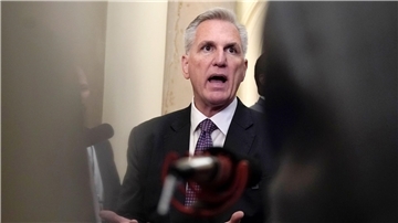 Republikaner Kevin McCarthy spricht mit Journalisten.