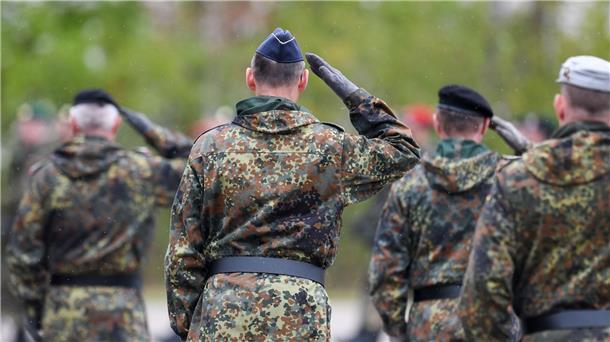 Reservistenverband: 203.000 Soldaten bis 2031 reichen nicht Reservisten salutieren bei einem Appell in der Fürst-Wrede-Kaserne in München. (Archivaufnahme)