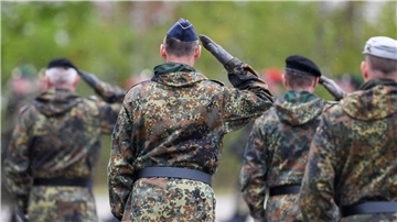 Reservisten salutieren bei einem Appell in der Fürst-Wrede-Kaserne in München. (Archivaufnahme)