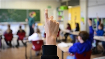 Schüler melden sich in einer Klasse. Ein Bremerhavener Lehrer sagt, dass nur ein Fünftel der Schüler in seiner Klasse die Hausaufgaben machen.