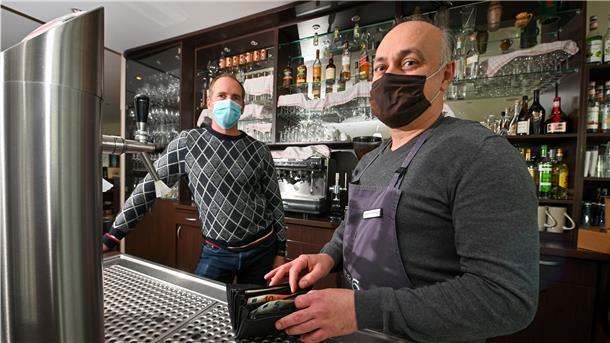 Gastronomen im Lockdown: „Wir möchten lieber arbeiten“ Restaurantleiter Hakan Tekinersoy (rechts) im Pier 6 mit Inhaber Steffen Heumann während des Lockdowns: Der Außer-Haus-Verkauf ist nur ein Trostpflaster.