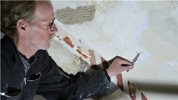 Restaurator Matthias Seefried bei der Arbeit.