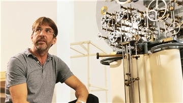 Restaurator Tim Lücke arbeitet an der Gezeitenrechenmaschine aus dem Jahr 1915 im Deutschen Schifffahrtsmuseum (DSM).