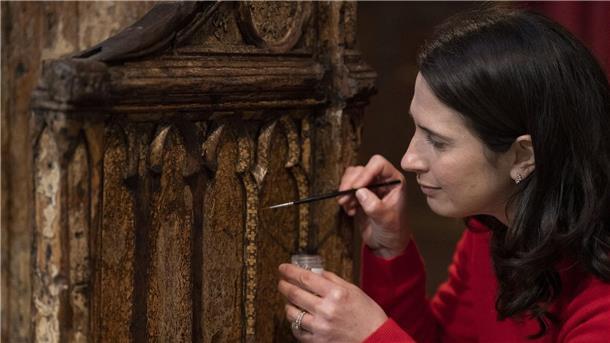 Restauratorin bringt 700 Jahre alten Thron auf Hochglanz Restauratorin Krista Blessley arbeitet in der Westminster Abbey am Krönungsstuhl von König Charles.