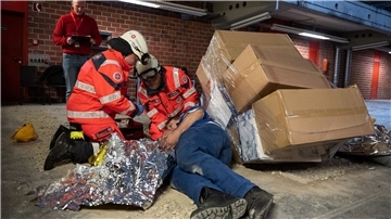 Retterinnen und Retter sind in der Disziplin „Fallbeispiele Praxis“ im Rahmen des Landeswettkampfes der Johanniter-Unfall-Hilfe in Aktion.