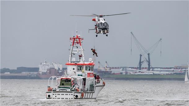 Tag der Seenotretter: Vorführung wird zum Einsatz Rettung aus der Luft: Gezeigt wurde, wie bei einem Notfall jede Minute zählt.