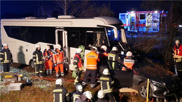 Rettungs- und Bergungsarbeiten der Feuerwehr auf der A1 bei Elsdorf.