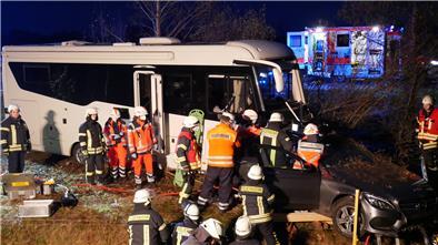 Rettungs- und Bergungsarbeiten der Feuerwehr auf der A1 bei Elsdorf.