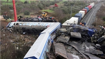 Rettungsarbeiten am Unfallort. Die vorderen Waggons beider Züge wurden durch den Aufprall geradezu zusammengefaltet.