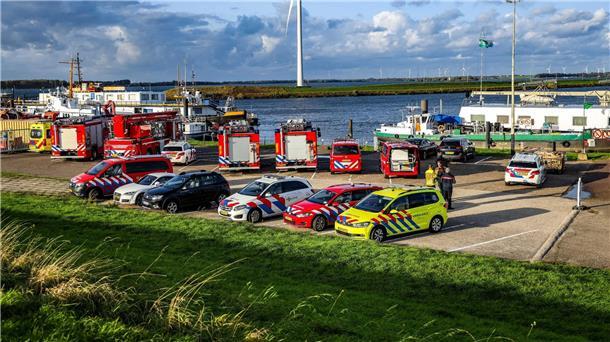 Niederlande: Bootsunglück mit drei Toten Rettungsdienste sind am Volkerak im Einsatz, nachdem ein Boot gekentert ist.