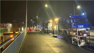 Übungseinsatz auf der Kennedybrücke: THW und Rettungsdienste probten am Abend die Rettung von fünf Verschütteten. Die Brücke war dafür teils gesperrt.