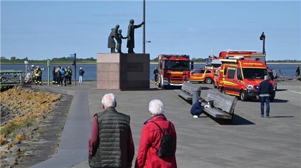 Person im Wasser: Rettungskräfte proben an der Seebäderkaje den Ernstfall Rettungseinsatz an der Seebäderkaje in Bremerhaven: Feuerwehr und weitere Einsatzkräfte trainieren den Ernstfall.