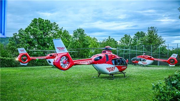 Vier Kinder fallen durch Sporthallendach Rettungshubschrauber stehen auf einer Wiese in der Nähe der Turnhalle in Remshalden.