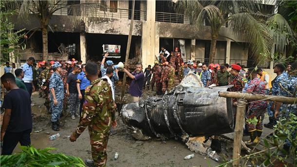 Nach Flugzeugabsturz in Dhaka: 25 Kinder unter Todesopfern Rettungskräfte am Ort des Absturzes eines Militärjets in Dhaka.
