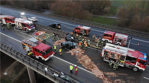 Drei Tote bei Geisterfahrer-Unfall auf A38 Rettungskräfte am Ort des schweren Unfalls auf der Autobahn 38 bei Leinefelde-Worbis.