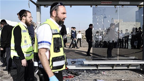 Zwei Tote bei Anschlag mit Auto in Ost-Jerusalem Rettungskräfte am Tatort.