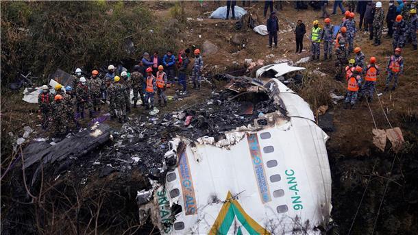 Flugzeugabsturz in Nepal: Keine Überlebenden gefunden Rettungskräfte an der Absturzstelle.