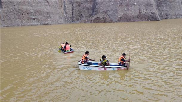 Rettungskräfte an der Stelle des Erdrutsches in einer Jademine in Myanmar.