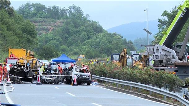 Rettungskräfte an der Unfallstelle.