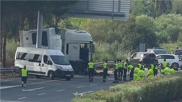 Lkw überrollt sechs Menschen in Spanien Rettungskräfte an der Unfallstelle an der Autobahn AP-4 unweit von Sevilla im Süden des Landes.