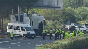 Rettungskräfte an der Unfallstelle an der  Autobahn AP-4 unweit von Sevilla im Süden des Landes.