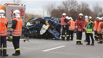 Rettungskräfte an der Unfallstelle auf der Autobahn 4. Bei einem Geisterfahrer-Unfall kamen hier zwei Menschen ums Leben.