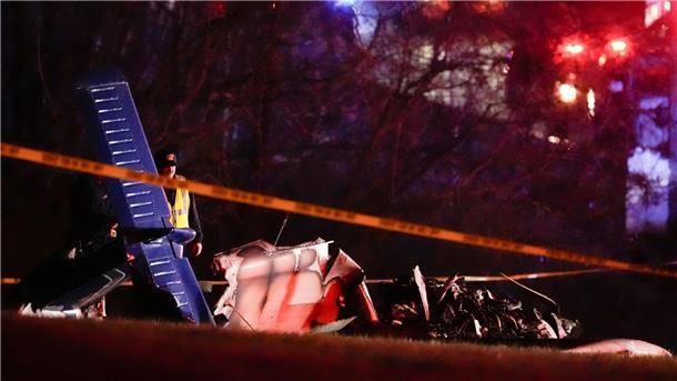 Kleinflugzeug stürzt bei Nashville ab Rettungskräfte an der Unfallstelle entlang der Interstate 40 nach dem Absturz eines Kleinflugzeugs.