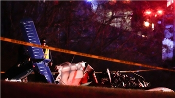Rettungskräfte an der Unfallstelle entlang der Interstate 40 nach dem Absturz eines Kleinflugzeugs.