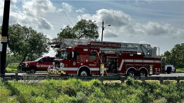 USA: Auto fährt in Menschenmenge - sieben Tote Rettungskräfte an der Unfallstelle in Brownsville.