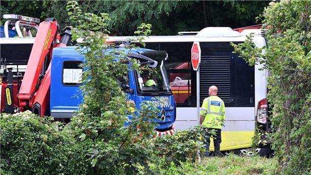 Rettungskräfte an der Unfallstelle in Mézières-Sur-Seine.