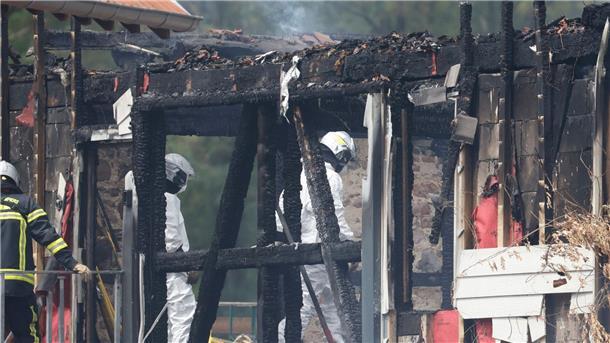 Elf Tote nach Brand in Ferienunterkunft im Elsass Rettungskräfte an der Unglücksstelle. Bei einem Feuer in einer Ferienunterkunft starben elf Menschen.