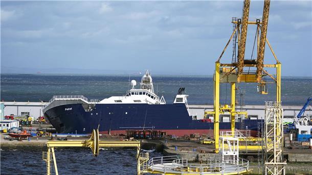 25 Verletzte bei Schiffsunfall im Trockendock von Edinburgh Rettungskräfte arbeiten am Imperial Dock, wo sich ein Schiff aus seiner Halterung gelöst hat, teilweise umgekippt ist und mehrere Personen verletzt hat.