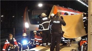 Rettungskräfte arbeiten an der Unfallstelle.