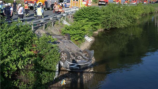 Auto fährt in Fluss: Eine Verletzte gestorben Rettungskräfte arbeiten an der Unfallstelle am Fluss Lenne.