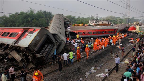 Schweres Bahnunglück erschüttert Indien Rettungskräfte arbeiten an der Unfallstelle nach dem schweren Zugunglück im indischen Bundesstaat Odisha.